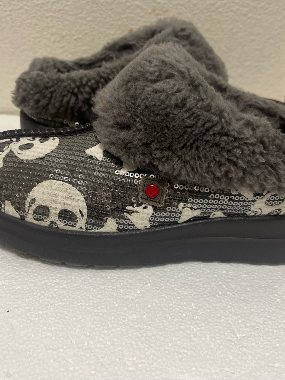 UGG Dreams Skull Sequin Slippers Gray Shearling Size 9 Women’s Shoes